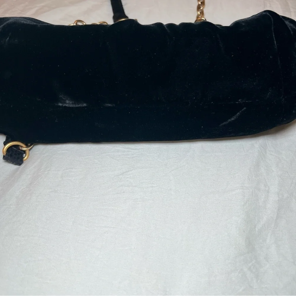 Adrianna Papell Black Velvet Gold Tone Hardware Chain Strap Kiss Lock Satchel